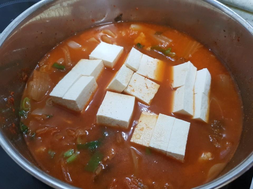 e-요리 - 이마트몰, 당신과 가장 가까운 이마트 [오늘은e-요리]반찬없을 땐, 만만한게 김치찌개죠. (뜨끈한 국물요리)